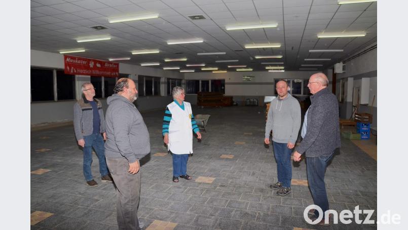 Auf der Suche nach einer Lösung sind (von links) Josef Pohl, Alfred Sauer, Annemarie Schön, Siegfried Rupp und Ewald Zetzl für die Beheizung der Pfreimdtalhalle. Bild: fjo