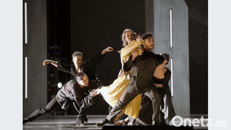 Barocke und moderne Einflüsse bestimmen die Szenerie in Yuki Moris Handlungsballett „Gefährliche Liebschaften“. Bild: Bettina Stöß
