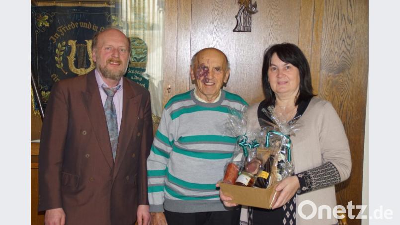 Im Namen der Stadt überbrachte Bürgermeisterin Birgit Höcherl Friedrich Pillmayer die Glückwünsche zum 90. Geburtstag. Links im Bild Pillmayers Sohn Rudolf. Bild: mmj