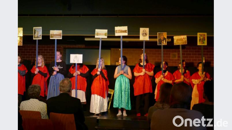 Die Klasse 5g der Mittelschule präsentierte drei Sagen über den Tirschenreuther Wassermann. Bild: exb