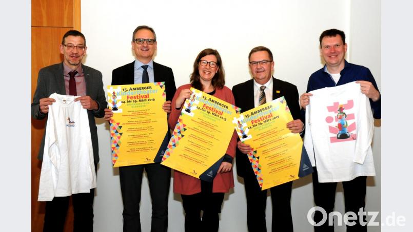 Appetit auf das Programm des 15. Kindertheaterfestivals machen (von links) Kulturamtsleiter Reiner Volkert, Kulturamtsleiter Wolfgang Dersch, Kulturamtsmitarbeiterin Katja Körtge, Bürgermeister Martin Preuß und Stefan Winkler von den Stadtwerken, dem Hauptsponsor. Bild: Stephan Huber