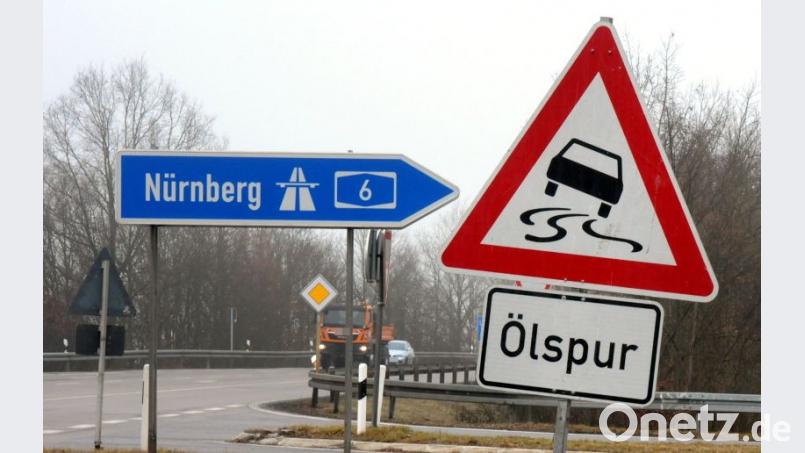 Eine etwa 60 Meter lange Ölspur auf der Auffahrt zur A6 bei Theuern (Kümmersbruck) könnte laut Polizei absichtlich gelegt worden sein. Bild: Stephan Huber
