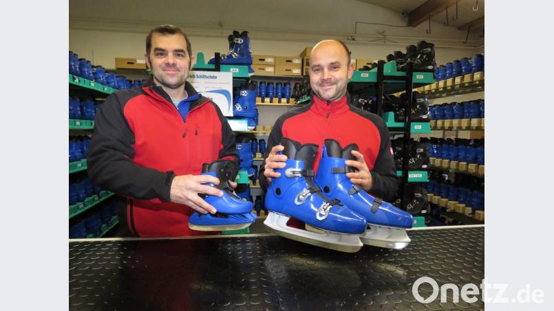 Alles da für Eislauffreaks: Wolfgang Rosner (links) und Dariusz Pietrzky verweisen auf 300 Verleih-Schlittschuhpaare in den Größen 25 bis 50. Bild: ubb