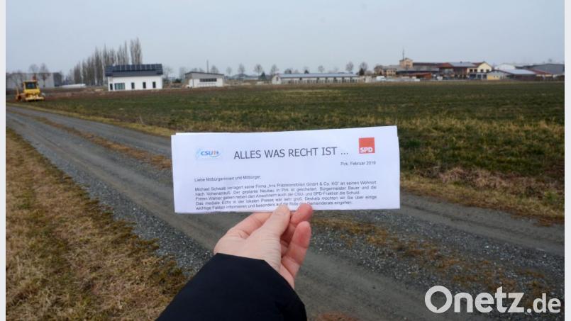 Die Wurfsendung ist von allen Pirker CSU-Räten sowie von Martin List von der SPD unterschrieben. Gegenstand des Streits ist wieder einmal das Grundstück im „Schlosspaint I“ (im Hintergrund), auf dem Michael Schwab Produktionshallen bauen wollte. Die baut er nun in Vohenstrauß. Bild: Gabi Schönberger