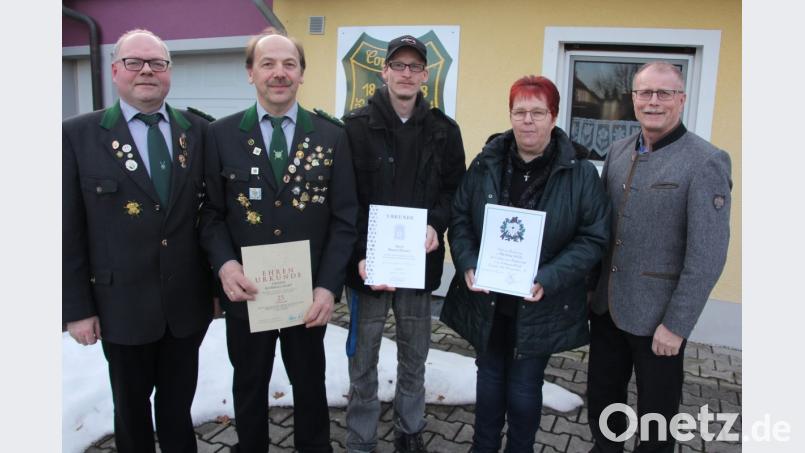 Langjährige Mitglieder ehrte der Schützenverein Konnersreuth bei der Jahreshauptversammlung. Im Bild (von links) Vorsitzender Martin Dietz, Konrad Hart, Manuel Plonner, Martina Sölch und Schützenmeister und Bürgermeister Max Bindl. Bild: kro