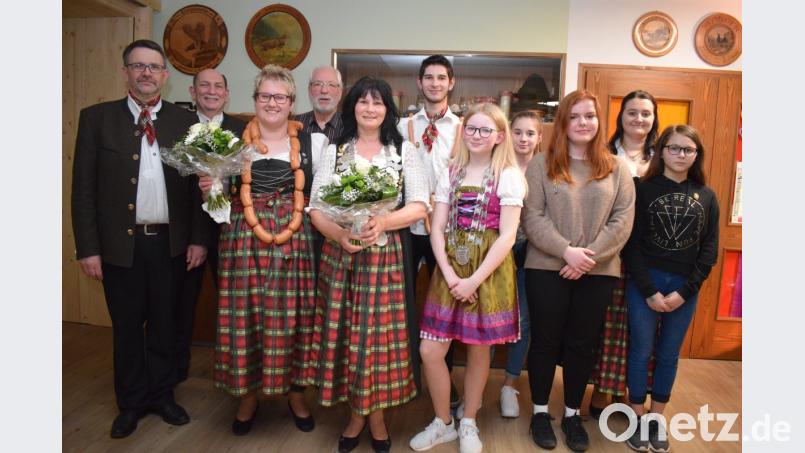 Die "Burgschützen" kürten ihre Schützenkönige und Vereinsmeister. Als neue Schützenkönigin steht Claudia Bodensteiner (Mitte) an der Spitze der Schützengilde. Jugendkönigin wurde Emily Schmid (rechts daneben). Unsere Aufnahme zeigt von links: Schützenmeister Martin Wolf, Rudi Runge , die letztjährige Schützenkönigin Karina Schober, Hans Wilke, Tobias Bodensteiner, Lana Scheidler, Kerstin Winter, Franziska Wolf, Leonie Zimmet. Bild: bnr