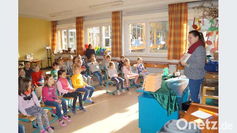 Kinderbuchautorin Corinna Wallner (rechts) stellte bei der Lesung in der Grundschule Schirmitz den Buben und Mädchen auch ihr neuestes Werk „Geschichten für Schulkinder“ vor. Bild: du
