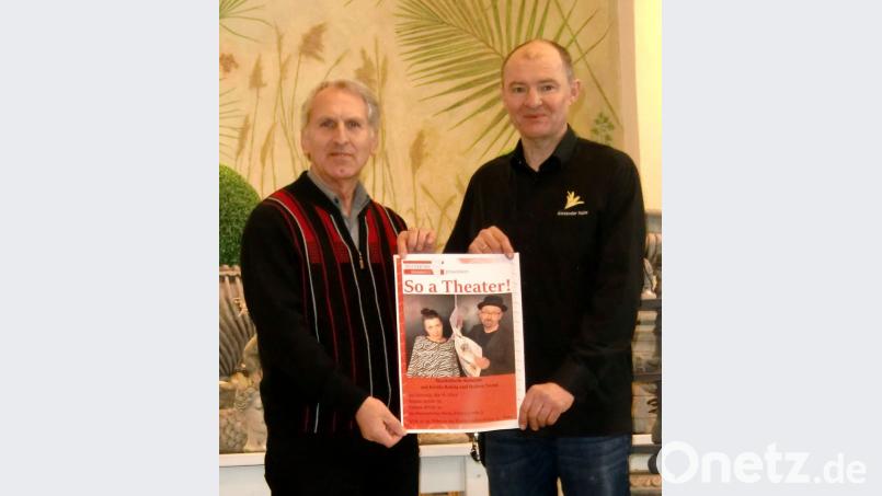 Johann Wilhelm (links) und Alexander Heinz (rechts) von der Theaterbühne Schwandorf werben für die musikalische Komödie &quot;So a Theater&quot; im Blumenladen Heinz. Bild: Hirsch