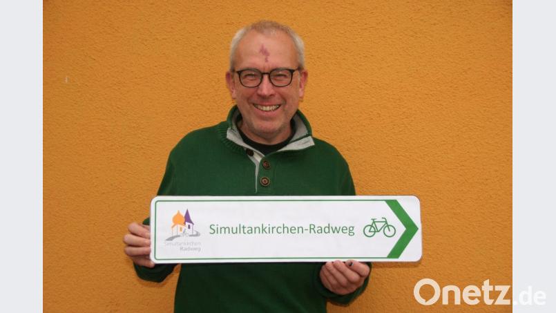 Pfarrer Hans-Peter Paukstadt-Künkler, Vorsitzender des Fördervereins Simultankirchen in der Oberpfalz, hofft auf Unterstützer. Der Simultankirchen-Radweg durch die Region soll beschildert werden. Bild: exb