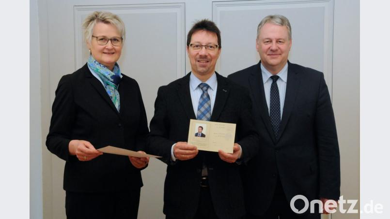 Archivdirektorin Maria Rita Sagstetter, Kreisarchivpfleger Markus Lommer und Landrat Richard Reisinger (von links). Bild: Christine Hollederer