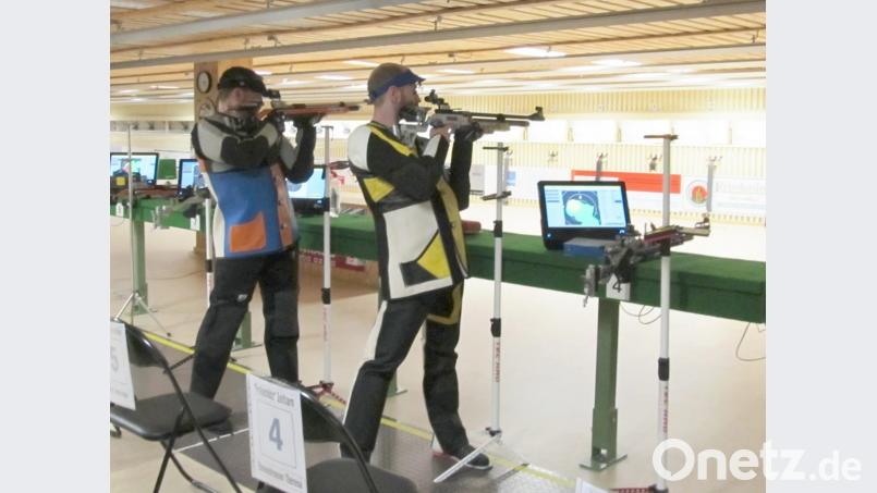 Stechen zwischen Andi Kurz (rechts) und Viktor Sander (links). Kurz von der SG Neumühle gewann mit 9:8. Bild: dop