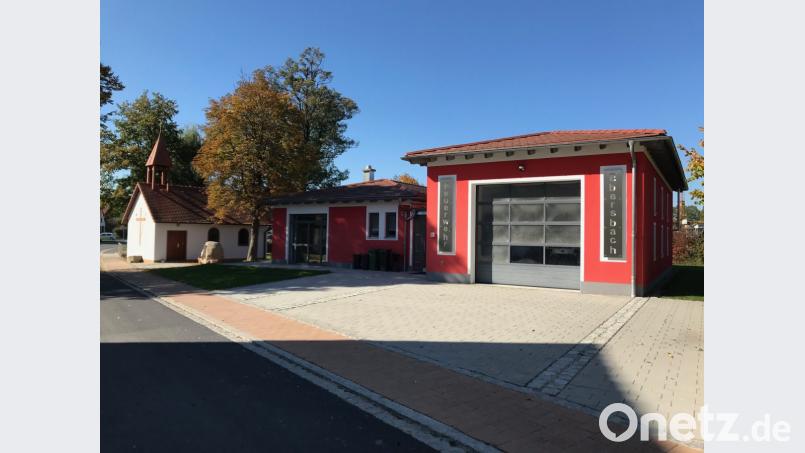 In der Fahrzeughalle im Feuerwehrhaus Ebersbach wird ab Sommer 2020 anstelle eines Löschanhängers ein neues Tragkraftspritzenfahrzeug stehen. Bild: e