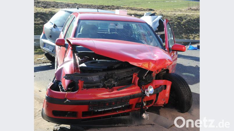 Auch der VW Golf des Unfallverursachers musste abtransportiert werden. Bild: gf