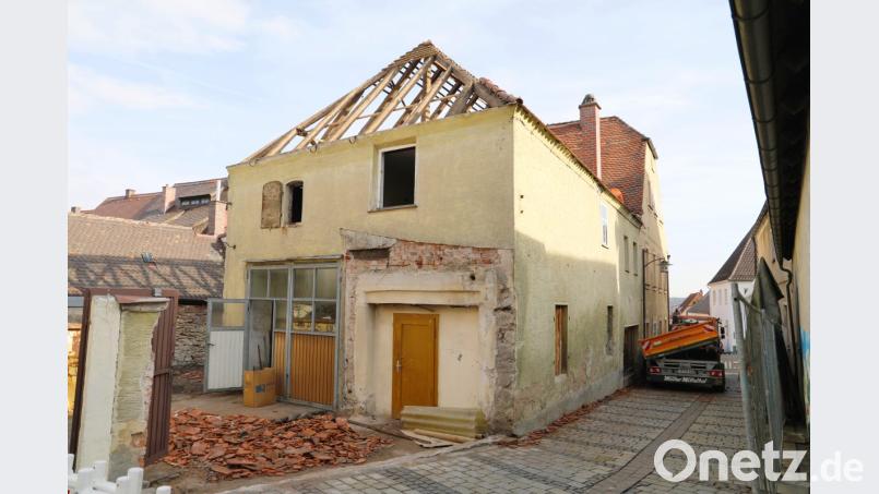 Bereits am Morgen nach der Stadtratssitzung wurde damit begonnen, dass Dach des Nebengebäudes abzutragen. An dessen Stelle soll der Empfangsbereich der Tagespflegestätte sowie ein kleiner Therapiegarten entstehen. Bild: njn