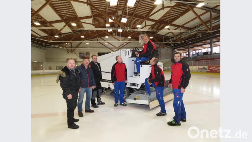 Sie sorgen für einen reibungslosen Betrieb: (von rechts) die vier Fachangestellten für Eishalle und Freibad, Wolfgang Rosner, Dariusz Pietrzyk, Stefan Helgert und Stefan Pelz sowie Stefan Migula, der für die Betreuung der technischen Anlagen der Stadt zuständig ist, Anton Metschl von der Amberger Kühltechnik GmbH und Betriebsleiter Günther Deinzer vom Bauamt. Bild: ubb