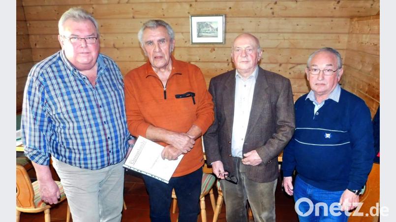 Bei den Ehrungen zeichnen Vorsitzender Adolf Pinzer (links) und Stellvertreter Wolfgang Nickl (rechts ) für 60 Jahre Mitgliedschaft Fritz Grüner, das einzig noch lebendige Gründungsmitglied, sowie für 50 Jahre Helmut Zwerenz (von rechts) aus. Bild: hai