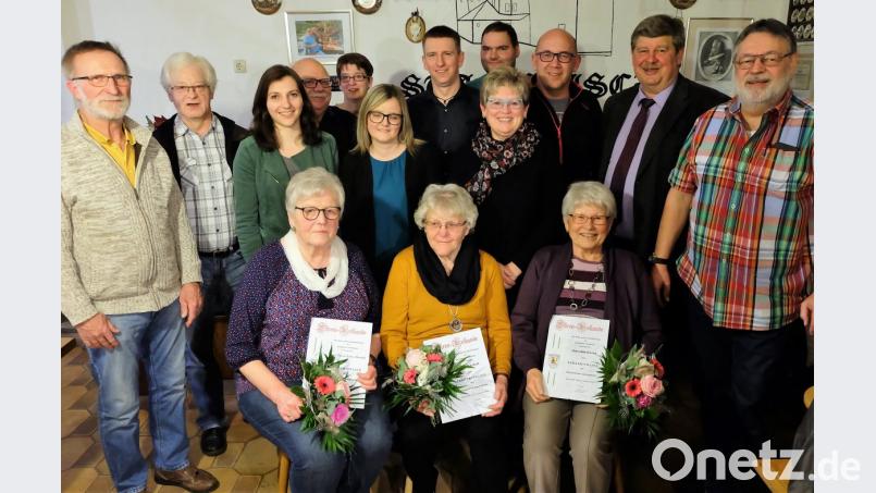 Innerhalb kürzester Zeit war der Vorstand der Etzenrichter Laienspieler gewählt. Die Ehrenmitglieder (sitzend, von rechts.) Erna Müller, Erika Orlik und Marie-Luise Krauß freuen sich über die unerwartete Auszeichnung. Erwin Bergler erhält die Urkunde später. Bild: wlr