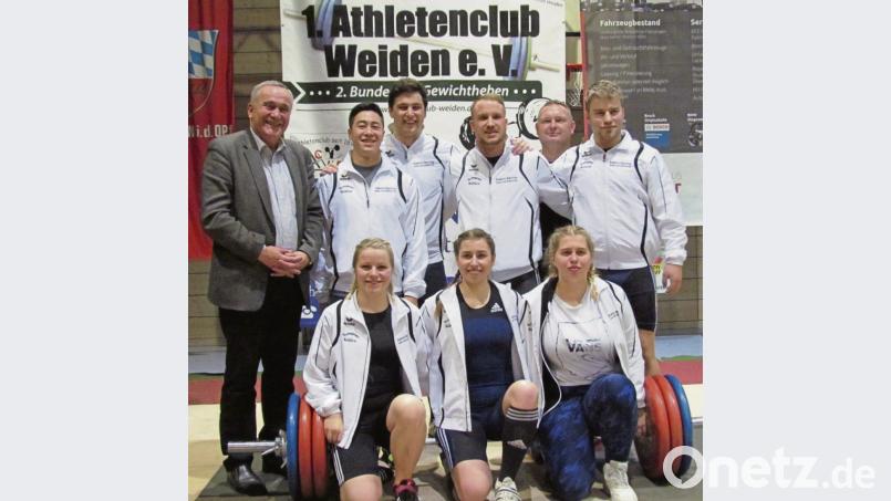 Auch Oberbürgermeister Kurt Seggewiß (links) freut sich mit den Weidener Gewichthebern: Im letzten Saisonkampf schaffte der 1. Athletenclub den Klassenerhalt. Bild: ssm