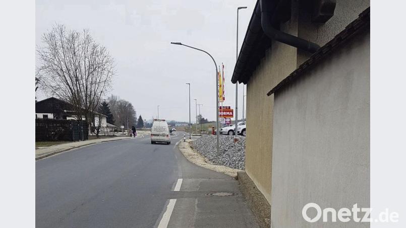 Dieser Weg endet im Nichts. Wer zu Fuß zur neuen Norma in Raigering will, lebt derzeit noch gefährlich. Bild: exb