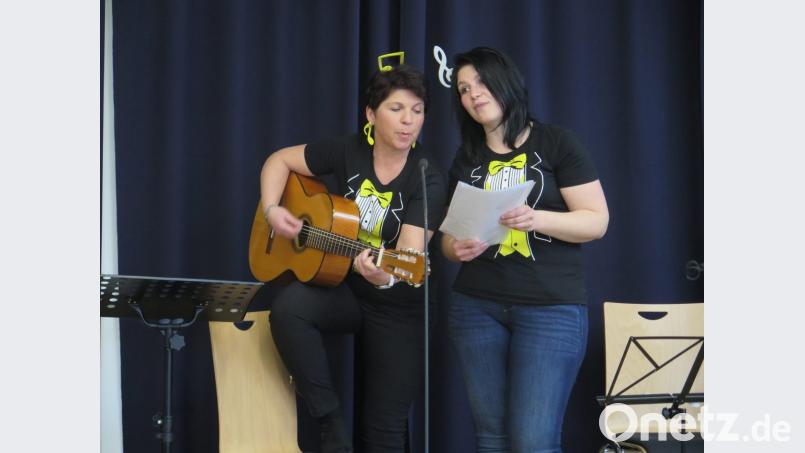 Bei ihrer Premiere beim Wirtshaussingen hinterlassen Elke und Daniela Simon (von links) Eindruck bei den Zuhörern. Bild: jzk