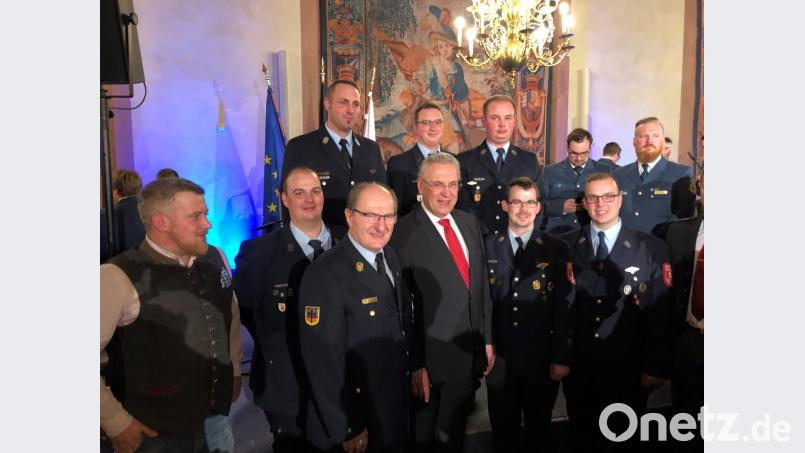 Ein Teil der Feuerwehrleute aus der Oberpfalz mit Innenminister Joachim Herrmann. Bild: egl