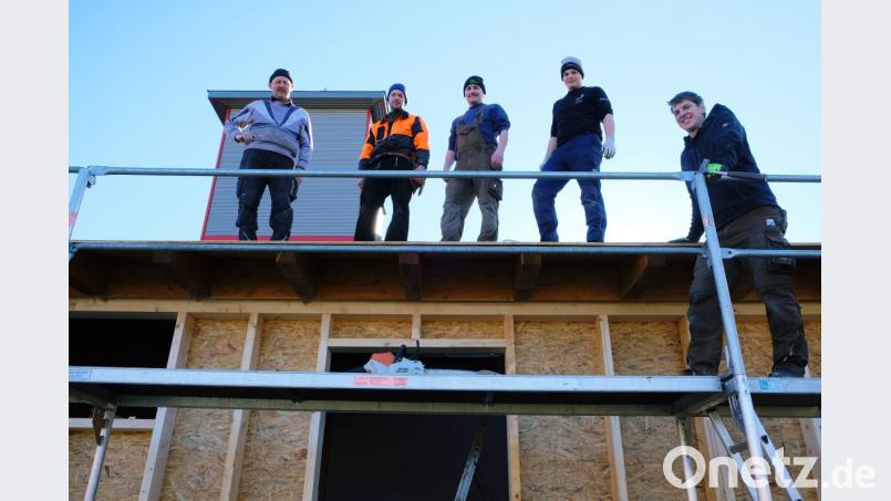 "Freiwillige vor", heißt es derzeit rund um das Feuerwehrhaus in Speinshart. Der Anbau durch die Zimmerei Neukam aus Zettlitz ist mit Unterstützung durch aktiven Mitglieder der Wehr schon weit fortgeschritten. Bild: do