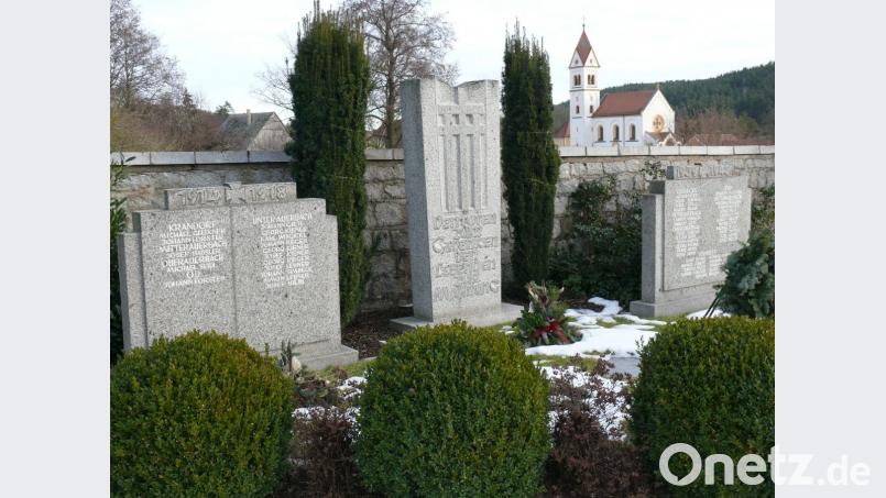 Das vor 50 Jahren erbaute Ehrenmal der SKK Auerbachtal wird renoviert und die Schrift im hellen Granit mit den Namen der Kriegsteilnehmer überarbeitet. Bild: ga