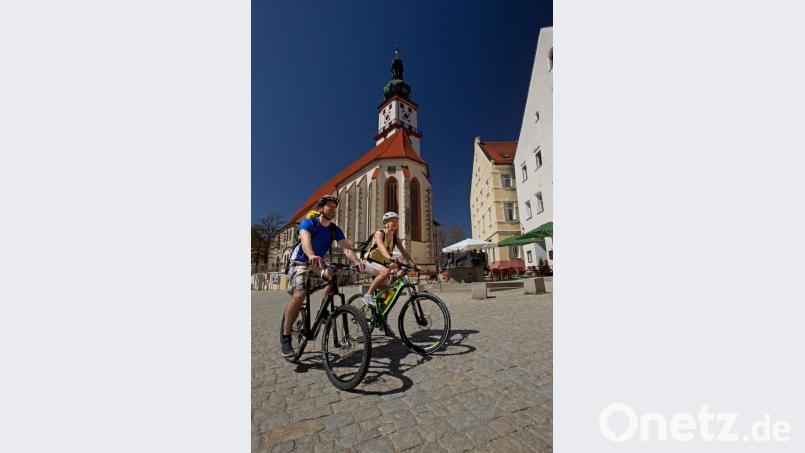 Radler vor der ehemaligen Simultankirchen St. Marien in Sulzbach-Rosenberg. Damit künftig noch mehr Ausflügler den Radweg nützen, soll eine Karte mit dem Streckenverlauf gedruckt und das Radwegenetz beschildert werden. Bild: exb