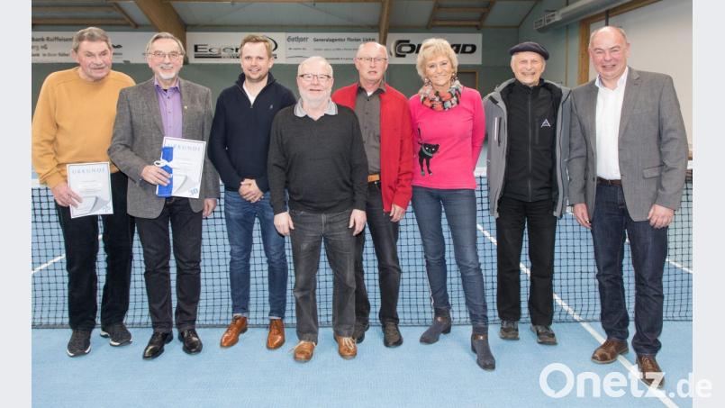 Sie halten dem Verein seit Jahrzehnten die Treue (von links): Edgar Finsterle, Ernst Gumpenberger, Sportwart Tobias Schall, Norbert Augustin, Hans Käsewieter, Ida und Max Edsperger; Bürgermeister Roland Strehl (rechts) freut sich über so viel Engagement. Bild: hbe
