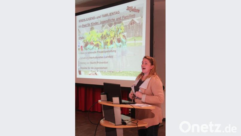 Jugendpflegerin Sabine Frank stellt das Konzept des Jugend- und Familientages des Landkreises Tirschenreuth vor, der am 6. Juli in Kemnath stattfindet Bild: stg