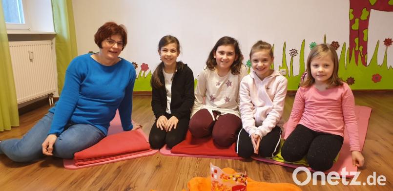 Einfache Entspannungsübungen macht Martina Dötsch mit den Kindern im Kursraum des Familienzentrums Mittendrin. Bild: jzk