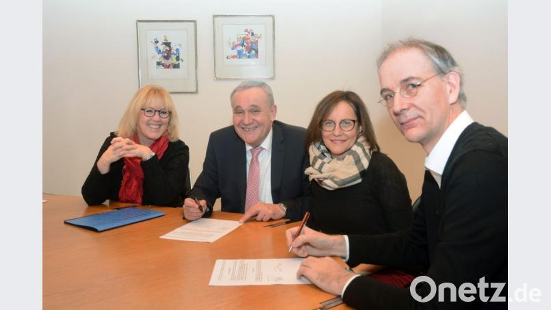 Sie sind guter Dinge, denn die Zuschussvereinbarung ist unterschrieben (von links) Stadtkämmerin Cornelia Taubmann, OB Kurt Seggewiß, SV-Vorsitzende Ilona Forster und Schatzmeister Norbert Ziegler. Bild: gsb