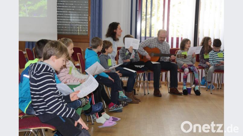 Beim Kinderbibeltag der Pfarrei Hl. Dreifaltigkeit wurde den Kids ausgewählte Evangeliumsgeschichten und deren Lehre daraus mit allen Sinnen nähergebracht. Bild: ads