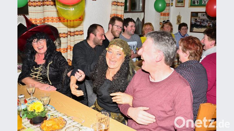 Eng aneinander gepresst genießen die Besucher des OWV-Hüttenfaschings den als &quot;Geheimtipp&quot; gehandelten Knaller mitten im Hochwald. Bild: fjo