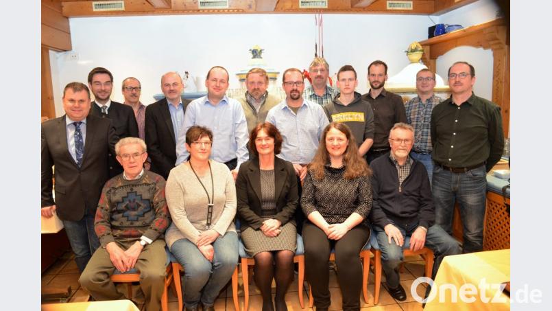 Nur wenig CSU-Ortsverbände im Landkreis führen Frauen. In Neuhaus geht Brigitte Kreinhöfner (sitzend, Mitte) engagiert voran. Bild: fz