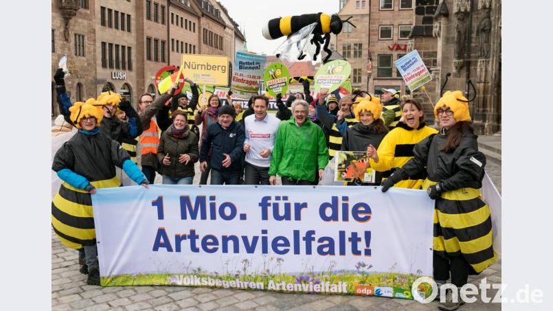 Agnes Becker (ÖDP, Mitte, von links), Norbert Schäffer (LBV), Ludwig Hartmann (Bündnis 90/Die Grünen) und Richard Mergner (Bund Naturschutz) mit Unterstützern des Volksbegehrens bei der zentralen Auftaktveranstaltung. Bild: Toni Mader/Volksbegehren Artenvielfalt/dpa