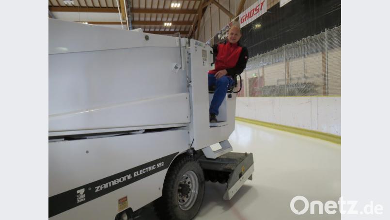 Stefan Helgert fährt 27 Runden, bis die nach jedem Eislauf arg strapazierte Eisfläche wieder dem Standard entspricht. Bild: ubb