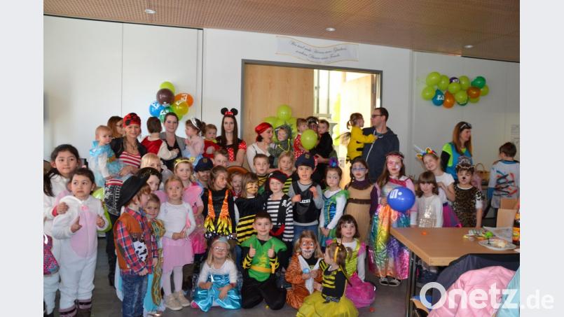 Viel Spaß haben die Mädchen und Buben beim Kinderfasching im Pfarrheim. Bild: gi
