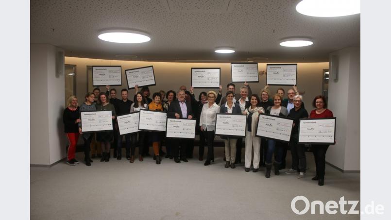 Freude herrschte bei den Empfängern und Chorleiterin Stefanie Zühlke-Schmidt bei der Übergabe der 650 Euro Checks von Singing Witt. Bild: sne