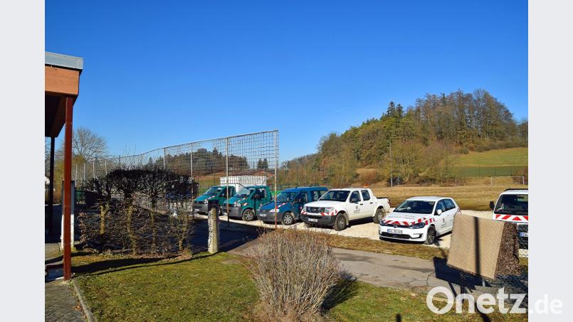 Ein Großteil des Fuhrparks der Stadtgärtnerei steht jetzt vorübergehend während der Bauphase quasi am alten TV-Fußball-Trainingsgelände. Bild: Andreas Royer
