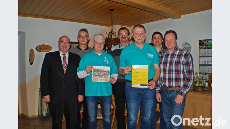 Bei der Jahreshauptversammlung präsentierten die Verantwortlichen das Cover der CD. Sie wird Ende März vorgestellt. Und für das „Fest der Blasmusik“ gibt jetzt schon keine Tickets mehr. Von links Bürgermeister Klaus Meyer, stellvertretender Vorsitzender Eduard Frank, der musikalische Leiter Klaus Rustler, der dritte Vorsitzende Willi Müller, Vorsitzender Josef Frank, Jugendwart Matthias Frank und Kassier Klaus Peterhans. Bild: enz