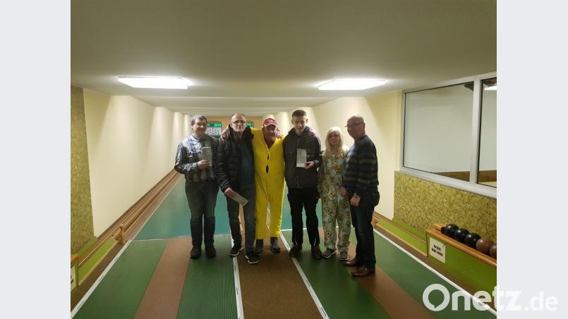 Für die Sieger des Faschingskegeln des FC-Bayern-Fanclubs Thanhausen gab es Essensgutscheine der Mehrzweckhalle Thanhausen. Zum Erfolg gratulierte Vorsitzender Lothar Schicker (Dritter von links). Bild: rdh