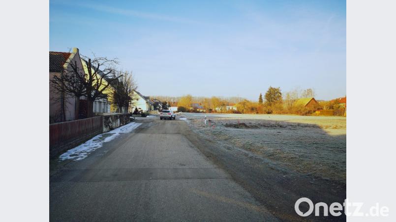Der geplante Ausbau der Libellenstraße in Ettmannsdorf (Bild) erregt nicht nur die Gemüter der Anwohner, die sich vor saftigen Erschließungsbeiträge fürchten. Auch das Rathaus und der Stadtrat sind mit dem Thema beschäftigt, das sich als juristisch kompliziert darstellt. Probleme gibt es auch wegen der Erneuerung der Zengerstraße im Kreuzbergviertel. Hier geht es ebenfalls ums Geld der Anwohner. Bild: Thomas Dobler