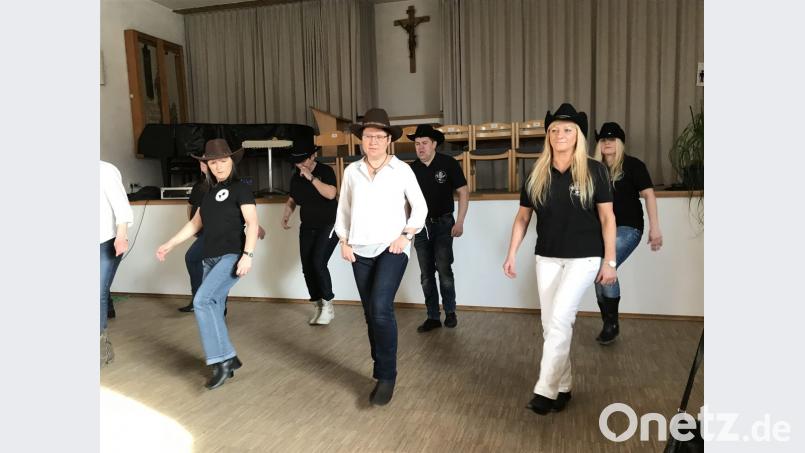 Der Wilde Westen hält Einzug in den Martinsaal. Die „Armesberg Line Dancer“ zeigen, wie dort die Cowboys und -girls tanzen. Bild: ak