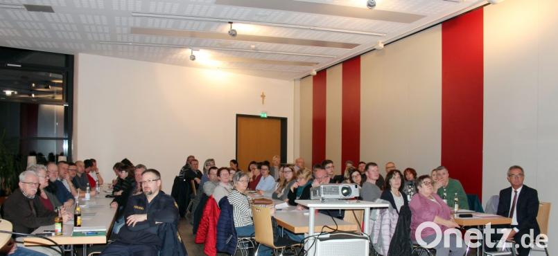 Zahlreiche Vereinsvertreter kommen ins Foyer, um sich eventuell auch in den Jugend- und Familientag einzubringen. Dass sie das auch tun werden, davon ist Bürgermeister Werner Nickl (rechts) überzeugt Bild: stg