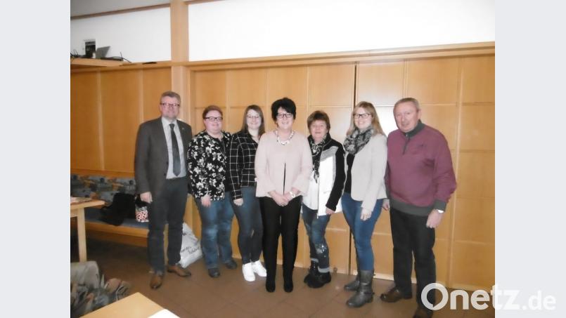 Bürgermeister Michael Göth (links) und Achim Bender (rechts) gratulierten der engeren Vorstandschaft der AsF, Kerstin König, Verena Meißner, Renate Dümmler, Monika Kick und Alexandra Deichler (von links) zur Wahl. Bild: kök