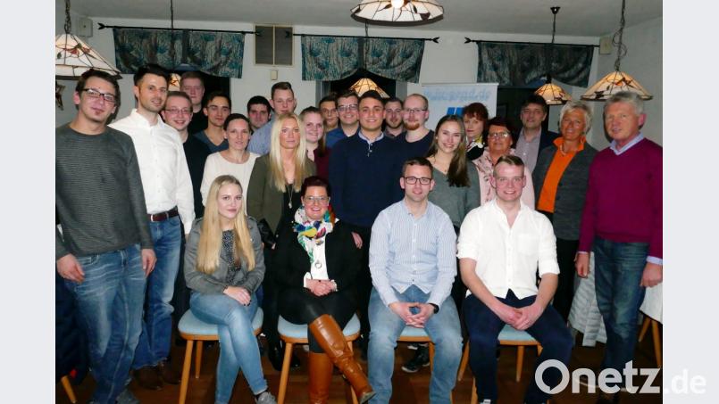Die neue Vorstandschaft um den neuen Ortsvorsitzenden Stefan Pappenberger (sitzend, 2.v.r.) soll sich mehr ins Politgeschehen in der Stadt einmischen. Bild: sne