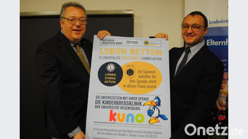 Dr. Frank Wohl (links), Präsident des LIONS Clubs Weiden, und Dr. Selim Corbagioglu erinnern an das Projekt zugunsten der Kinderkrebshilfe. Bild: gag