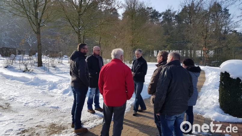 Bürgermeisterkandidat Michael Reimelt, die beiden Gemeinderäte Bertram Gebhard und Kurt Köhler, FW-Mitglied Jonny Richter und Teilnehmer aus der Bevölkerung bei der Friedhofsbegehung. Bild: exb