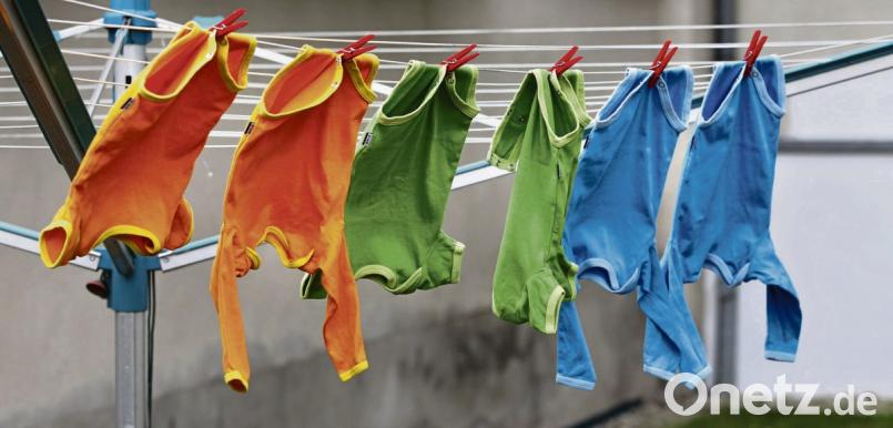 Drei Farben, drei Sprachfärbungen: Der Ausdruck Glubberler für Wäscheklammern ist einer der Begriffe, die sich in der Oberpfälzer Mundart schön analysieren lassen. Bild: Jan Woitas/dpa